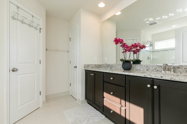 Building Photo - Luxurious 4-Bedroom Townhouse with 2 Car Garage in Manassas!