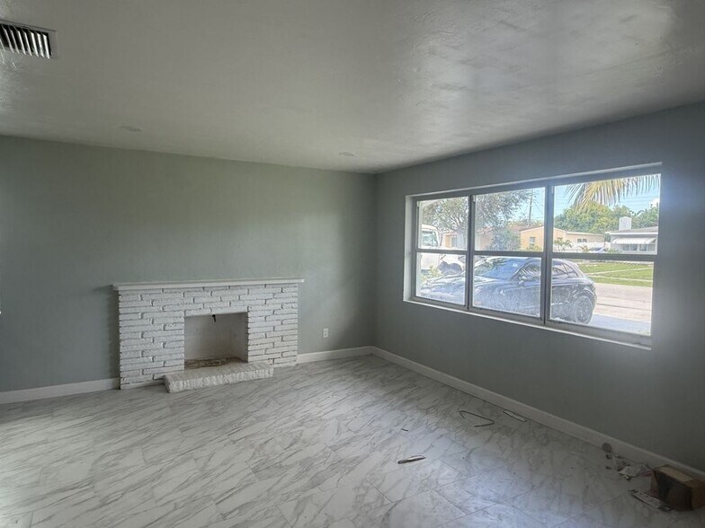 Building Photo - 2329 Fairway Dr