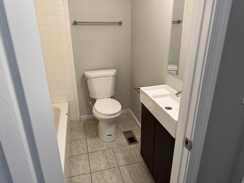 Downstairs Full Bath - 3903 King St