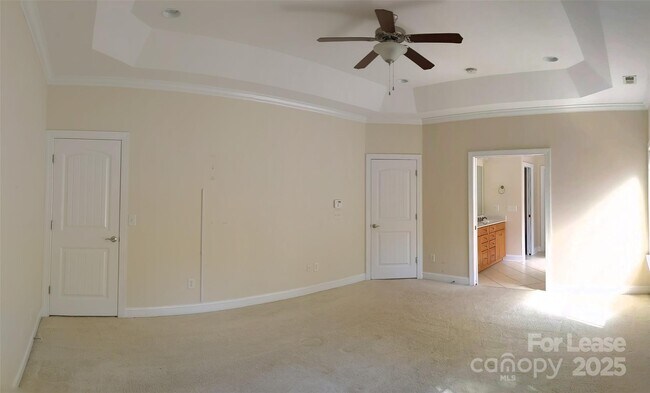 Building Photo - 743 Irish Green Dr
