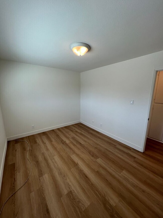 Building Photo - Charming One Bedroom Unit.