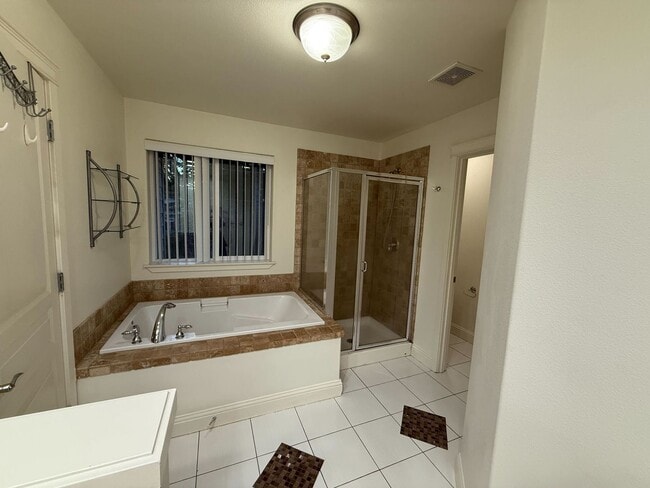 Building Photo - Beautiful 4B/3Ba Home in East Vancouver!