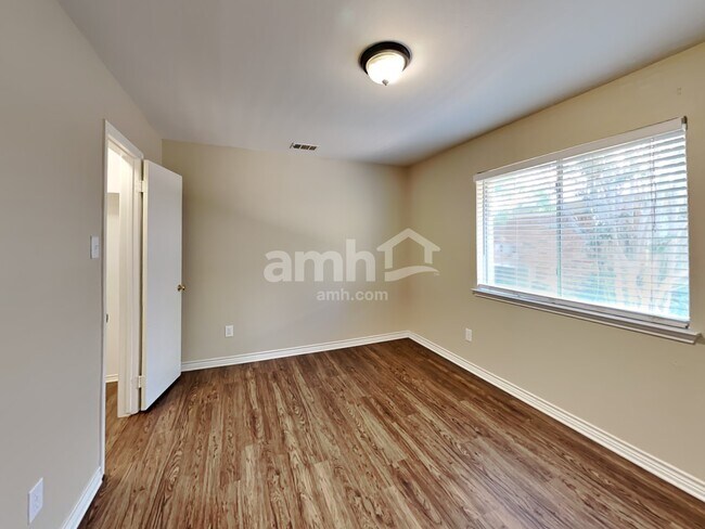 Building Photo - 737 Oak Dale Ave