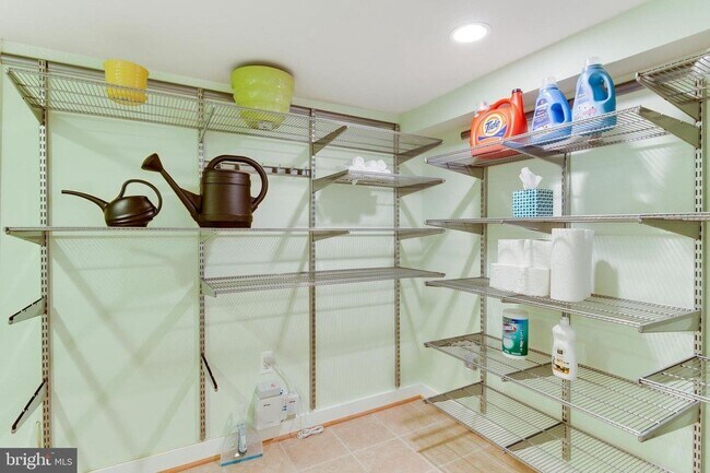 Building Photo - Gorgeous Rowhome Walking Distance to Colum...