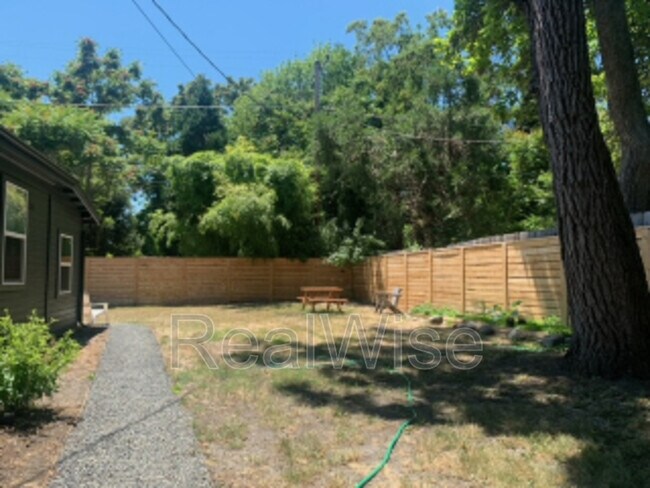 Building Photo - 509 NW C St