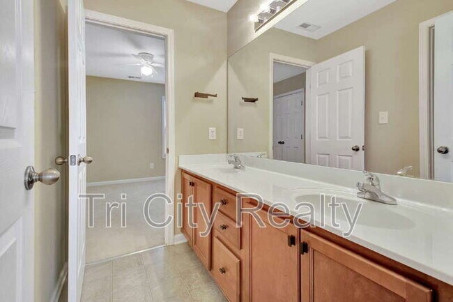 Building Photo - 113 Macalester Dr