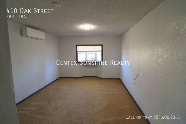 Building Photo - 410 Oak St