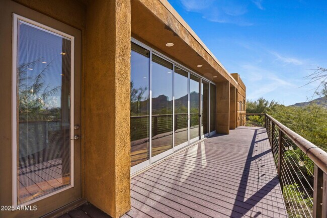 Building Photo - 4820 E Cottontail Run Rd