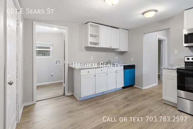 Building Photo - 601 E Sears St