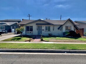 Building Photo - Charming Single Story Home