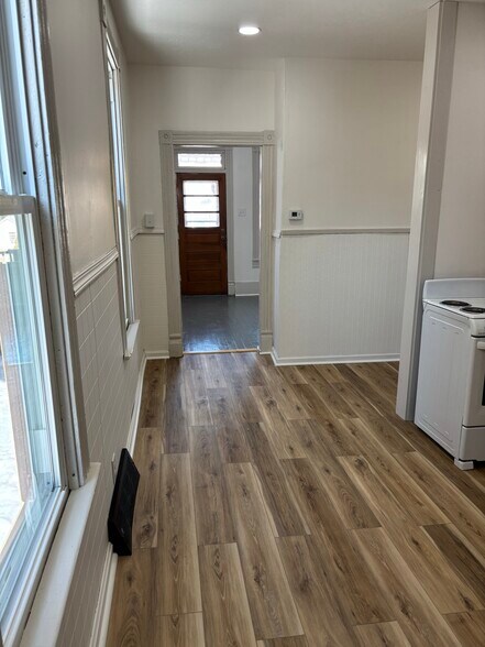 Building Photo - 19 W Chartes St