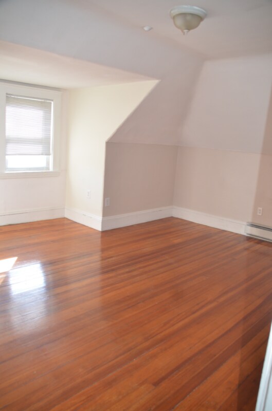 Building Photo - 10-10 Howard St