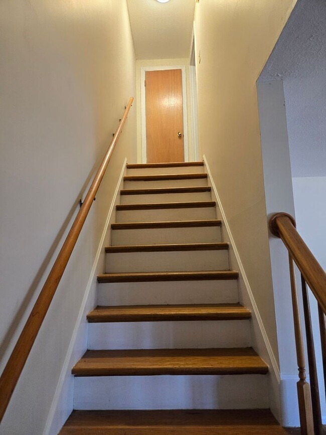 Building Photo - Deep Springs, 2 bedroom duplex, hardwood f...
