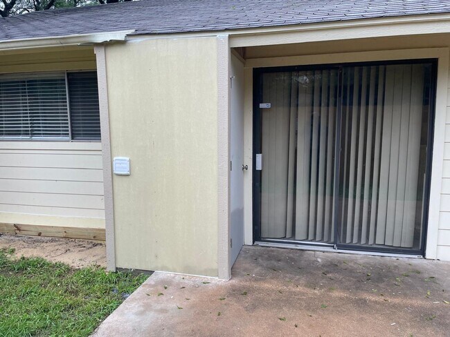 Building Photo - 9405 Newberry Dr