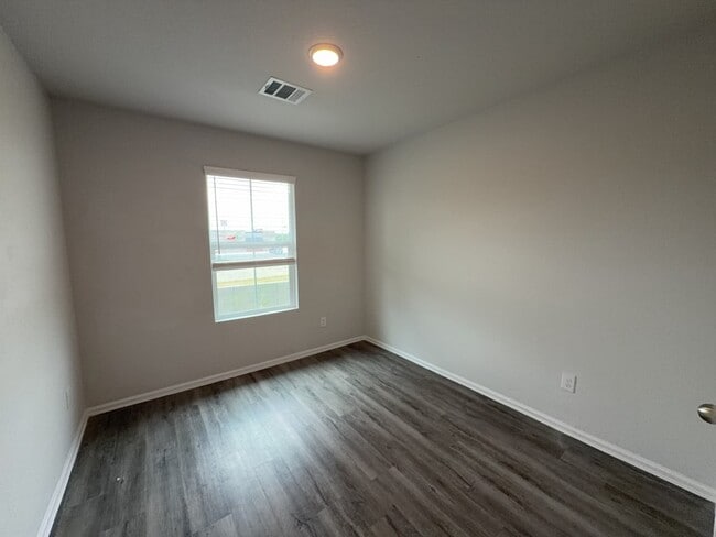 Building Photo - 505 Hines Ave