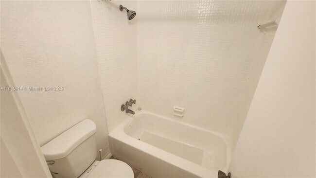 Building Photo - 1301 NE Miami Gardens Dr