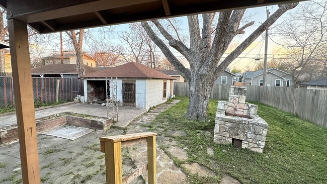 Building Photo - Highland Park 2/1 Home Ready for Move-In