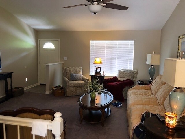 Building Photo - Large 4 Br, 3 Bath Duplex with full Basement