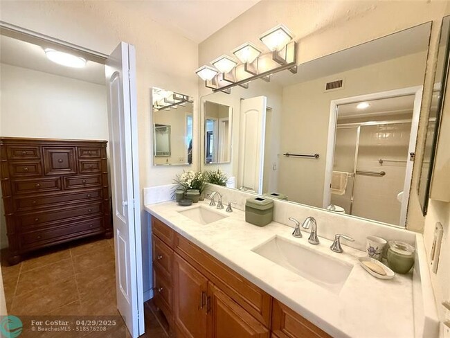 Building Photo - 4725 Lucerne Lakes Blvd