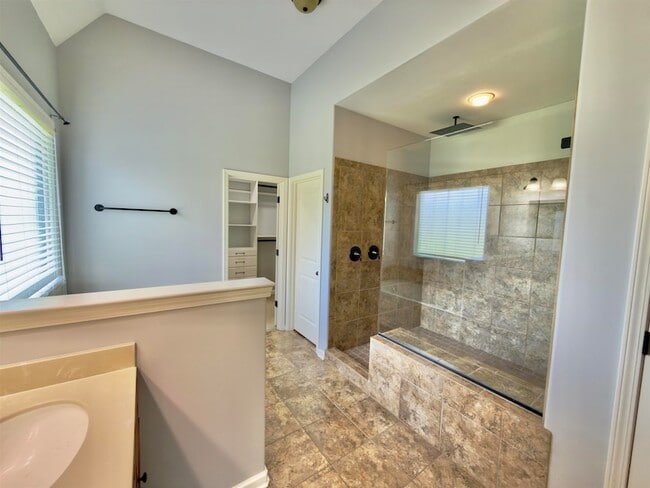 Building Photo - 570 Winding Valley Cove