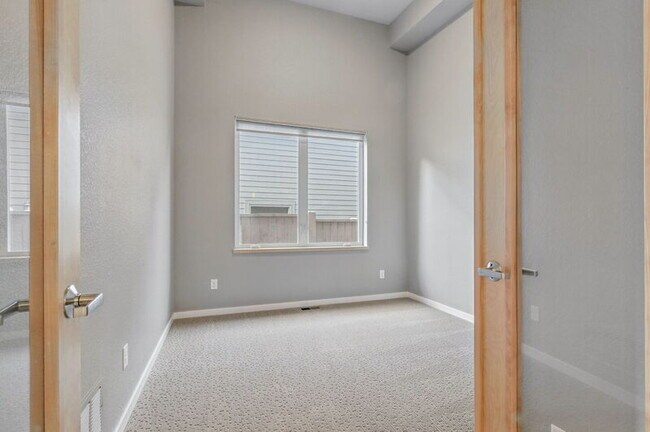 Building Photo - 1821 Blue Star Ln