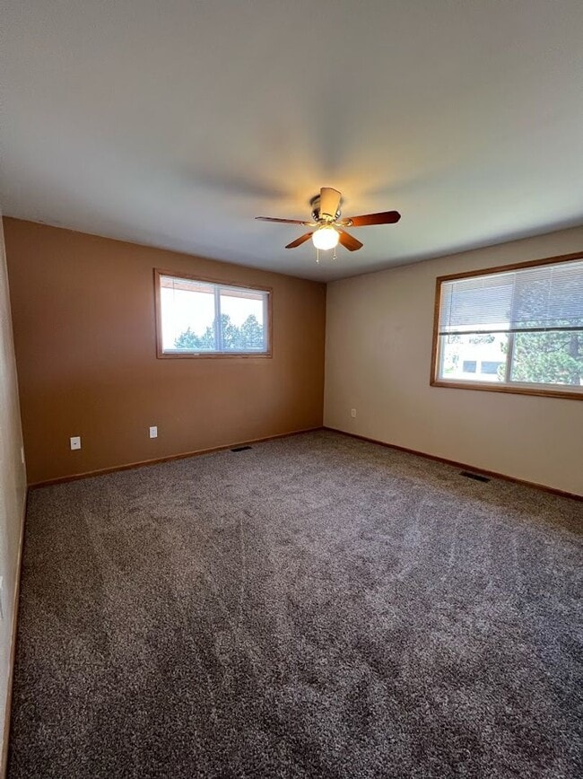 Building Photo - Long Realty & Property Management - 5 Bedr...