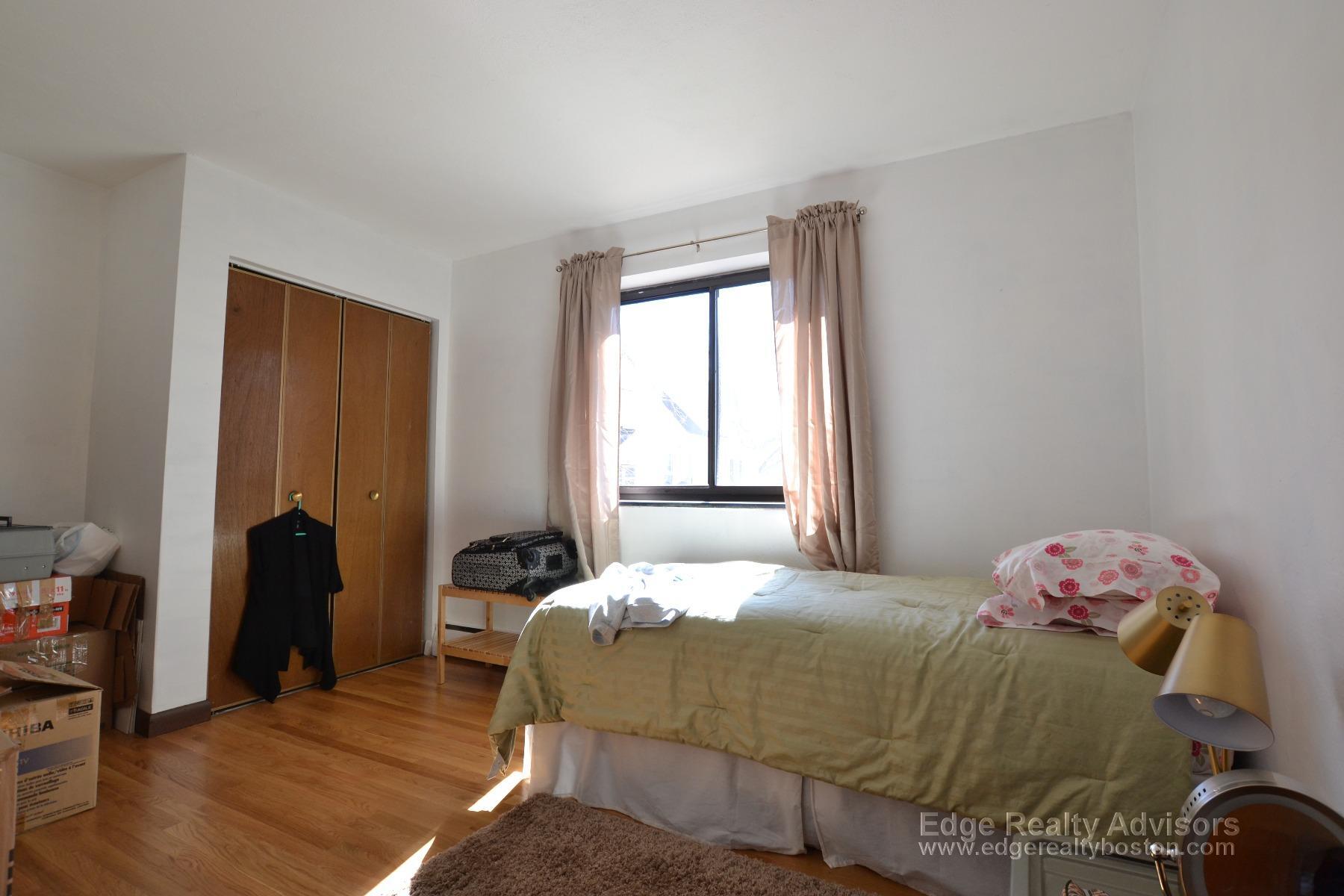 Building Photo - 35 Glencoe St