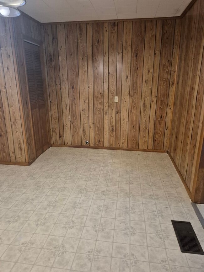Building Photo - centrally located, pets negotiable with ow...