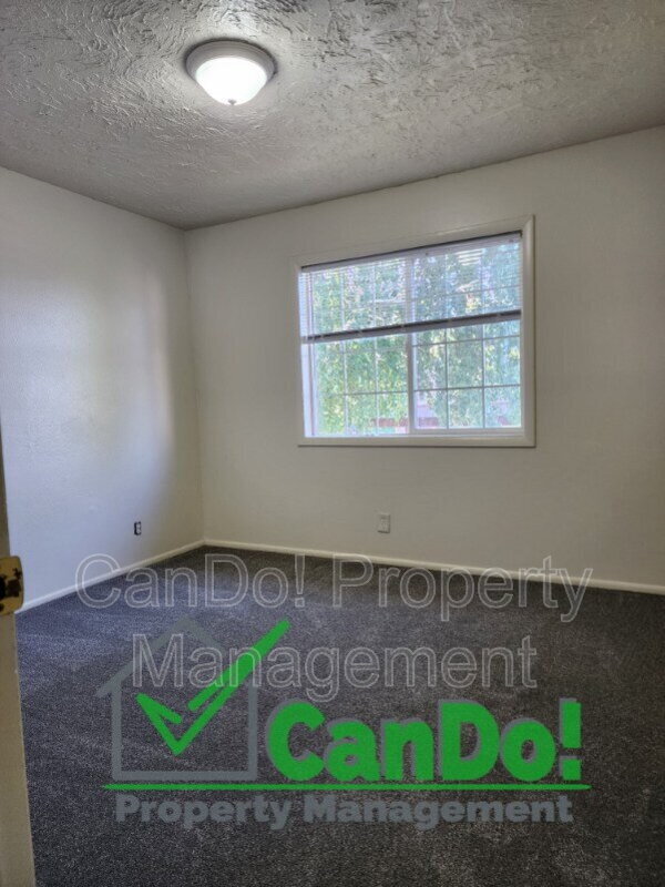 Building Photo - 250 Carol Dr