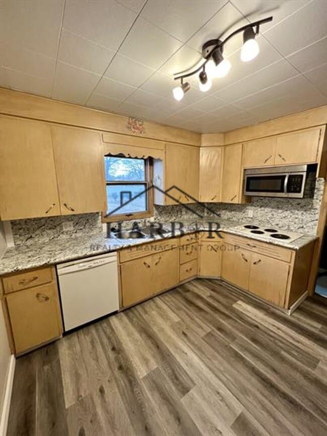 Building Photo - 1/2 Off first full month of rent!