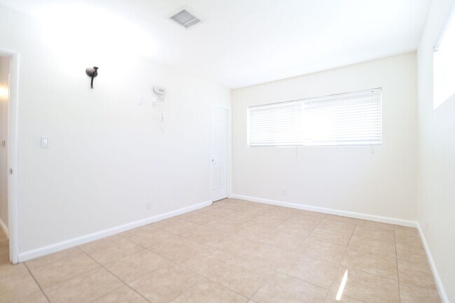 Building Photo - Tastefully updated 3-bed, 2-bath House for...