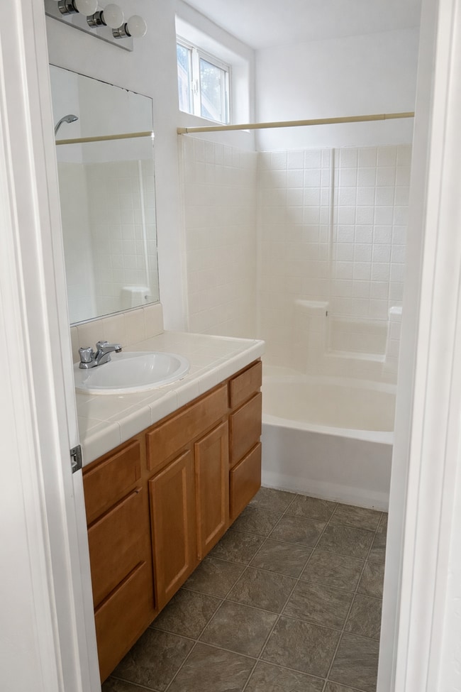 Building Photo - Southwest Bakersfield 3-Bedroom — FIRST MONTH FREE!