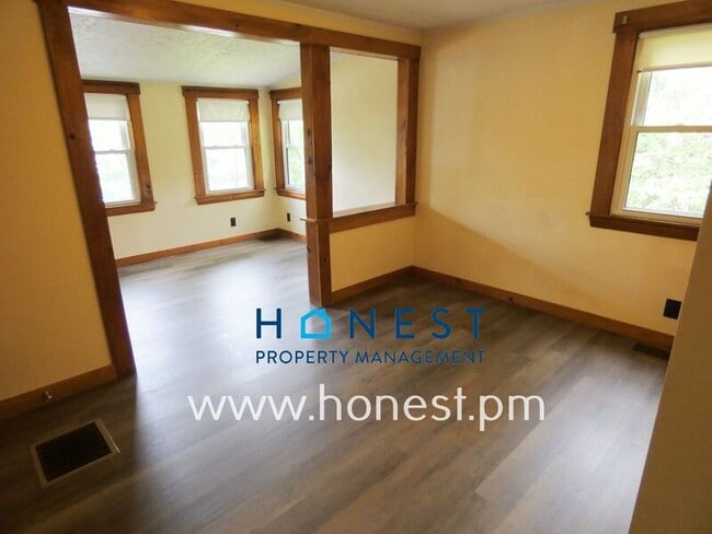 Building Photo - 523 Memorial Dr