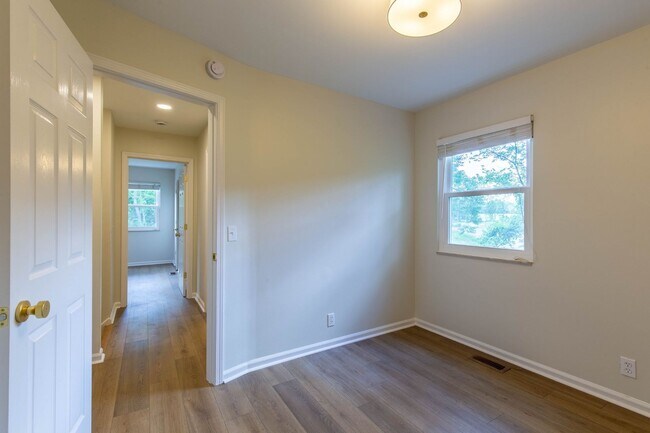 Building Photo - Charming Cul-de-Sac Home with Porch Swing & Wooded Views – 15 Mins from Nashville!