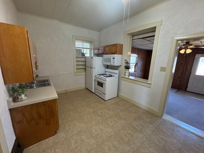 Building Photo - Available now 2 bed/1 bath