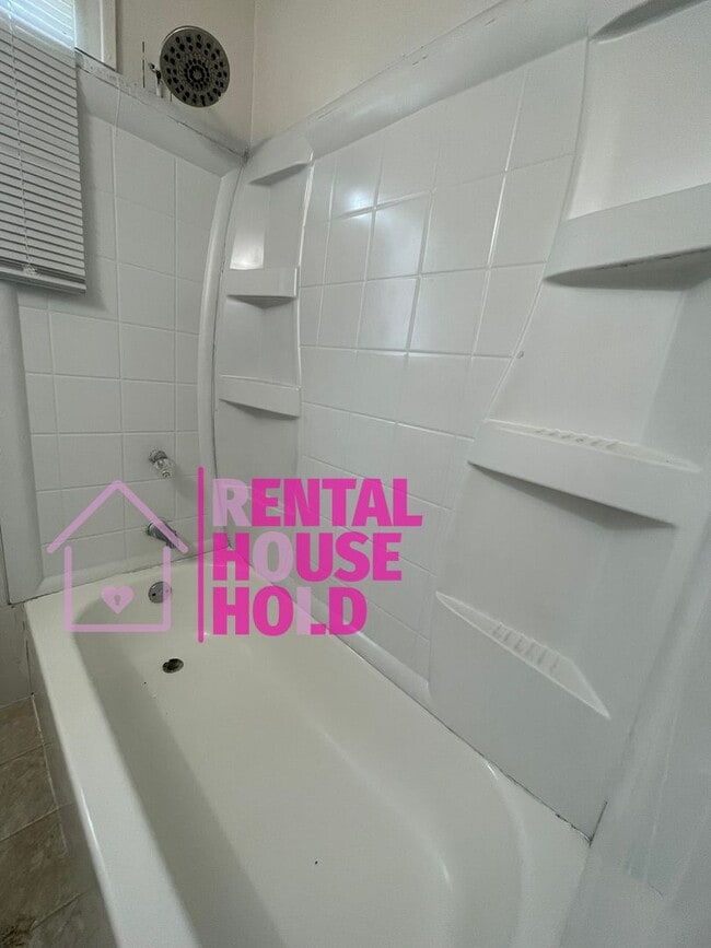 Building Photo - ~ 3 BEDROOM 1 BATH FREE PRE-SCREEN