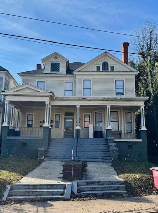 Building Photo - 946 Magnolia St