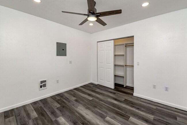 Building Photo - 704 5th Ave SE