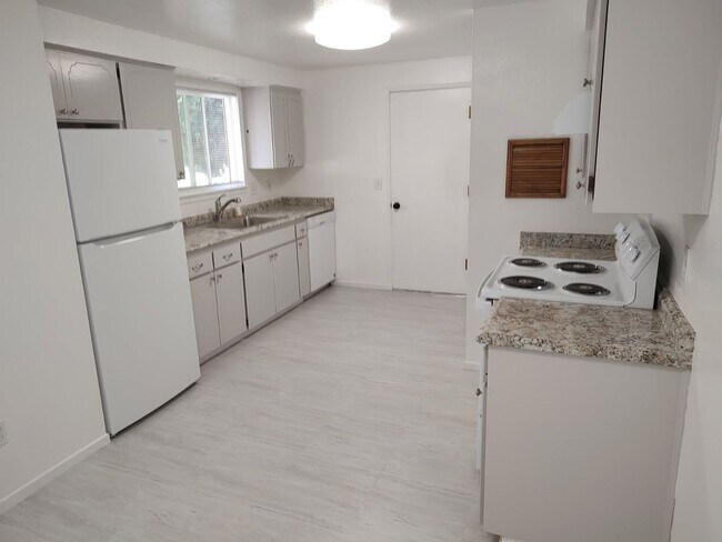 Building Photo - Available Sept. 1st.~ 3 bedroom and 1 bath...