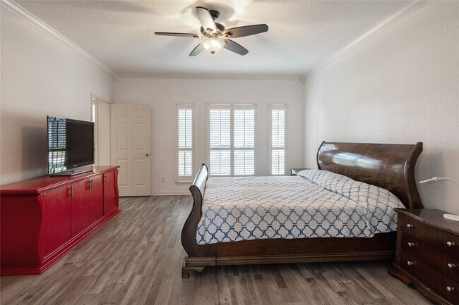 Building Photo - 4700 Broadmoor Dr