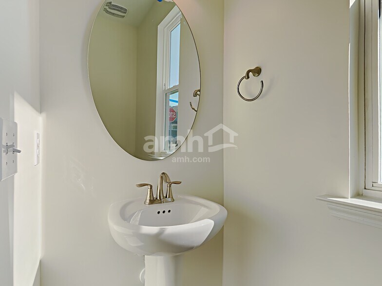 Building Photo - 1825 Produce Ln