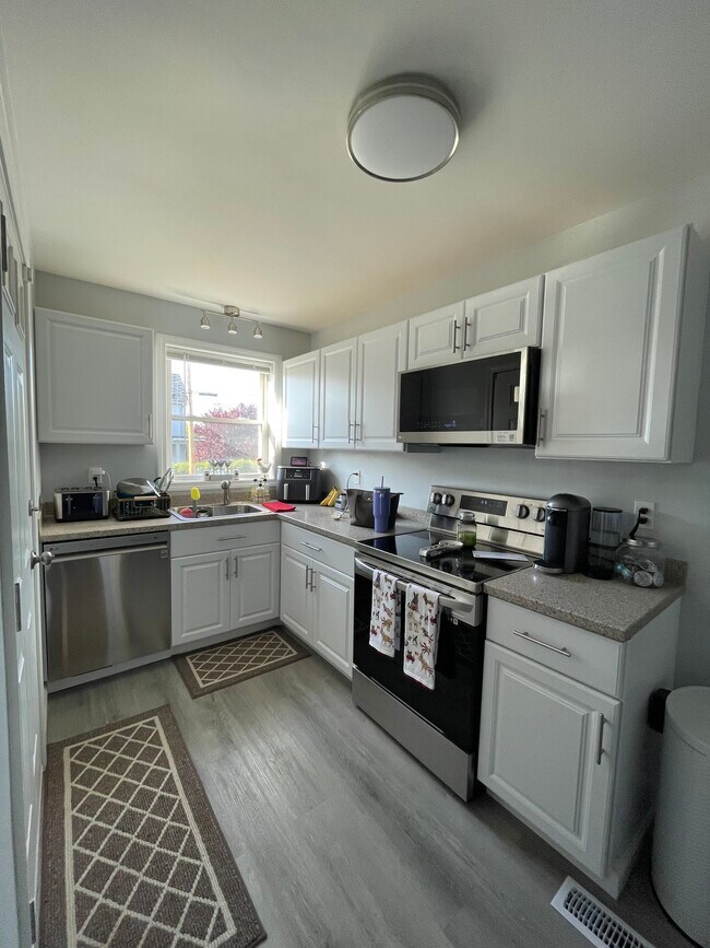 Building Photo - 124 Pearl St