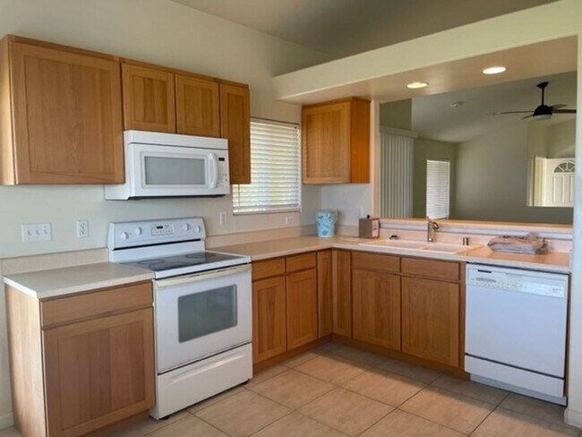 Building Photo - $4,000 / Beautiful 3 bedrm/2 bath home wit...