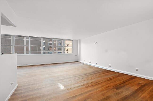 Building Photo - 6301 N Sheridan Rd