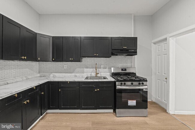 Building Photo - 2423 N Myrtlewood St