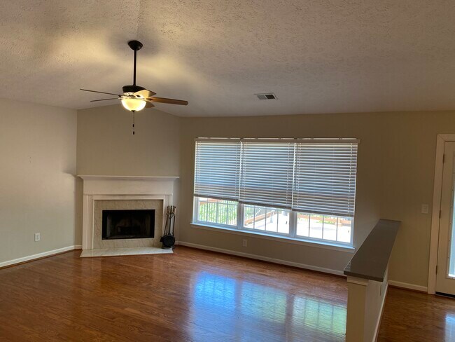Living room - 709 Warmstone Ct