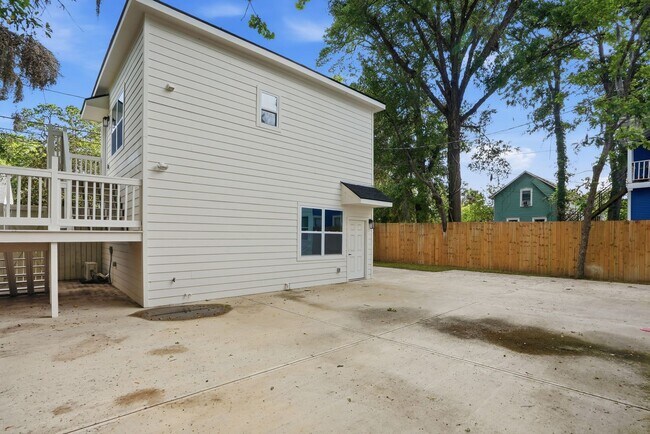 Building Photo - 912 E Henry St