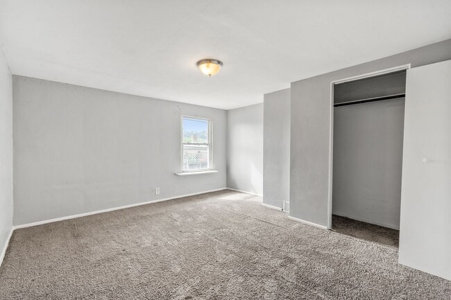 Building Photo - Three Bedroom + Den in the Heart of Bloomfield - Available October 10th!