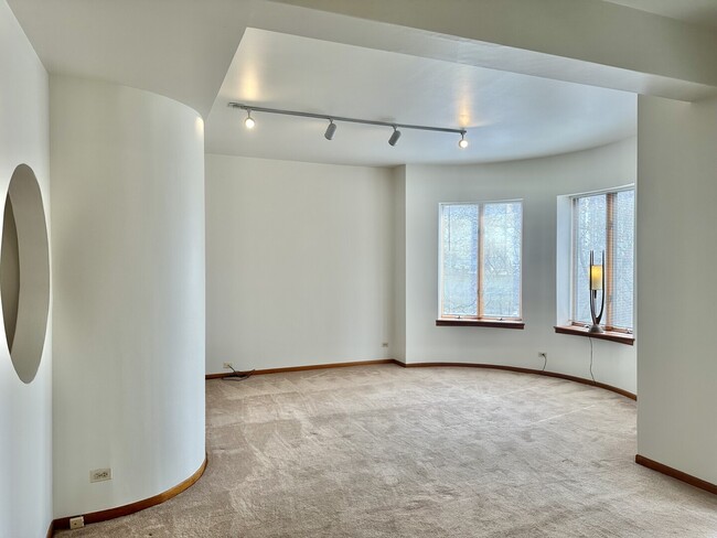 Building Photo - 928 W Leland Ave