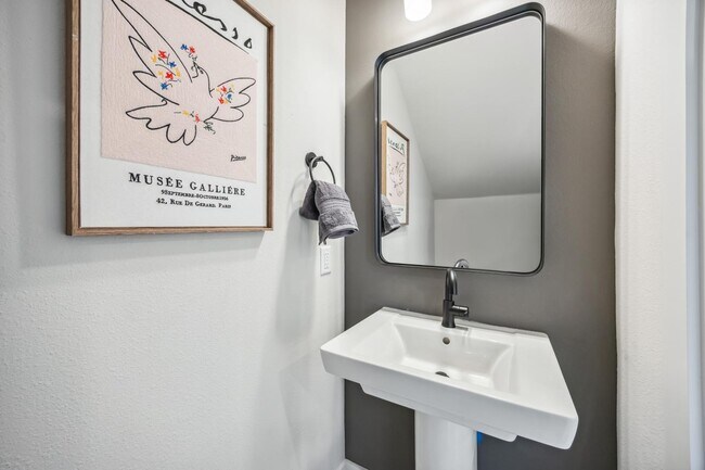 Building Photo - 303 Charlock St